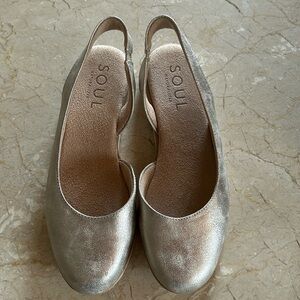 SOUL IDEA D'ORSAY FLAT
Gold faux leather
Size 7.5
Never worn